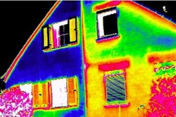 Thermobild eines energieffizientem Umbaus/Sanierung